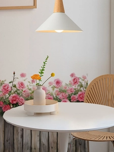 Détail de stickers muraux roses roses appliqués sur un mur blanc dans une salle à manger