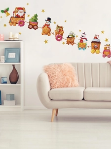 Détail de stickers muraux de Noël avec le Père Noël et des animaux dans un train festif