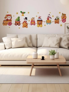Détail des stickers muraux train de Noël en pain d'épices sur le mur d'un salon chaleureux