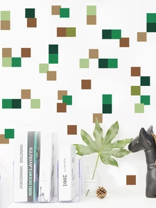 Gros plan de stickers muraux pixelisés verts et marron pour une déco moderne