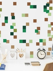 Détail des autocollants muraux pixel décoratifs sur un mur blanc dans un espace de travail