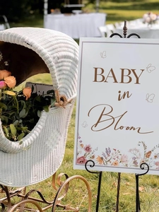 Dettaglio dell'insegna Baby in Bloom con decoro floreale per baby shower e feste a tema