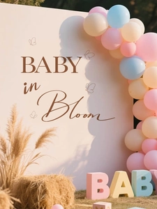 Dettaglio del set festa Baby in Bloom con arco di palloncini, sfondo e lettere BABY