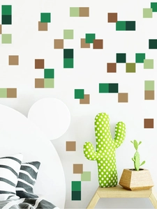 Détail de stickers muraux style pixel aux couleurs de la forêt sur un mur de chambre