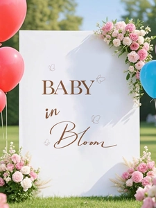 Dettaglio del cartello BABY in Bloom su prato verde con palloncini decorativi