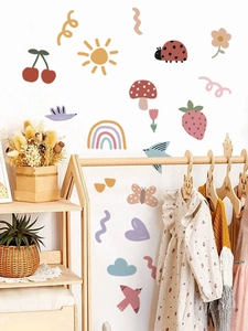 Detailansicht der Wandtattoo Regenbogen und Erdbeere in sanften Morandi-Farben an der Wand