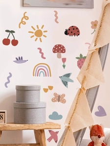 Detail von farbenfrohen Regenbogen- und Igel-Wandstickern in einem warmen Kinderzimmer