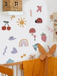 Details von handgezeichneten Regenbogen- und Pilz-Wandstickern in einem Kinderzimmer