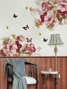 Vue détaillée des stickers muraux pivoines rouges et papillons dans une chambre à coucher