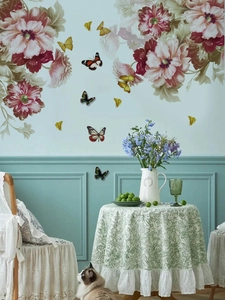 Détail de stickers muraux pivoine avec papillons 3D sur un mur élégant vert menthe clair