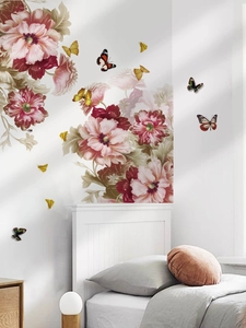 Détail de stickers muraux pivoines roses et papillons sur fond de chambre blanche