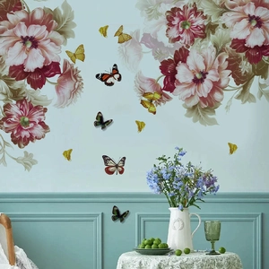 Stickers muraux fleurs de pivoine et papillons sur un mur bleu, décor élégant