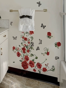 Dettaglio dell'adesivo da parete con rose rosse e farfalle in un ambiente bagno realistico