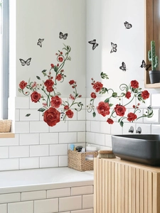 Dettaglio di adesivi murali con rose rosse e farfalle nere in un bagno moderno