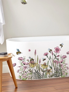 Détail de stickers muraux floraux avec abeilles et fleurs sauvages sur une baignoire blanche