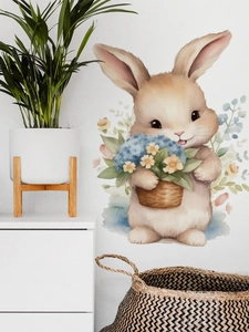 Detailansicht Wandtattoo Hase mit Blumenkorb im Aquarellstil auf weißer Wand