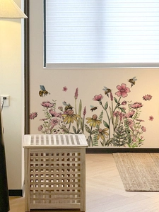 Vue détaillée de stickers muraux abeilles et fleurs sauvages sur un mur crème doux