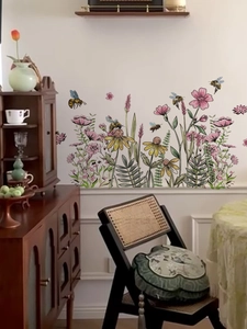 Vue détaillée des stickers muraux floraux avec abeilles et fleurs sauvages sur un mur