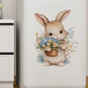 Süßer Aquarell-Hasen-Wandaufkleber mit Blumen auf einer weißen Kühlschrankoberfläche