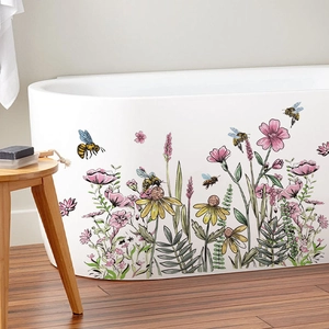 Stickers muraux fleurs sauvages et abeilles sur une baignoire blanche pour salle de bain