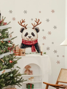 Weihnachts-Panda-Wandtattoo mit Rentiergeweih und Schal an einer weißen Wohnzimmerwand dekorativ