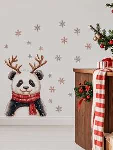 Detail eines Weihnachts-Wandaufklebers mit süßem Panda mit Rentiergeweih und Schneeflocken
