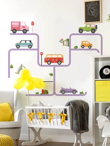 Dettaglio di adesivi murali con auto e strade colorate per la camera dei bambini