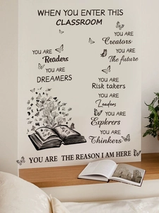 Détail de stickers muraux avec citations de livres et papillons sur un mur blanc épuré