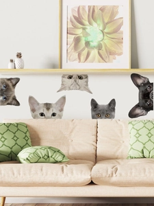 Detail von realistischen Katzen- und Hunde-Wandstickern in einer gemütlichen Wohnzimmer-Umgebung