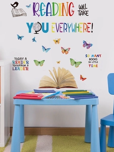 Détail de stickers muraux de lecture avec papillons colorés et motifs de livres variés