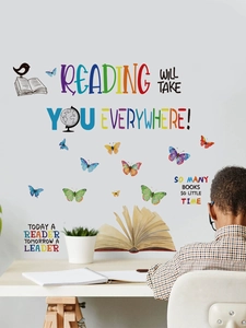 Stickers muraux papillon et citation inspirante sur un mur neutre dans un bureau d'étude