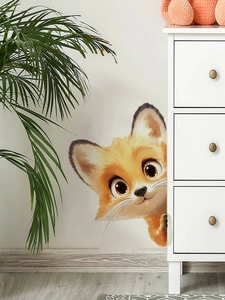 Détail d'un autocollant mural renard mignon regardant derrière un meuble blanc de chambre