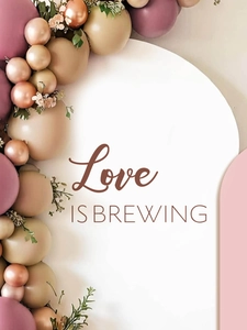 Détail du sticker Love Is Brewing avec arche de ballons et décorations florales