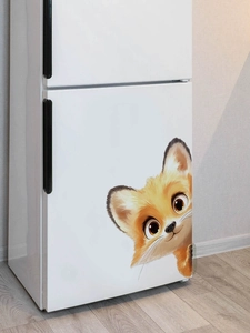 Gros plan d'un autocollant de renard mignon sur le côté d'un réfrigérateur blanc pur
