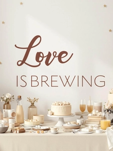 Détail du sticker mural Love IS BREWING au-dessus d'une table à desserts élégante