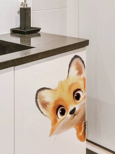 Détail d'un autocollant mural renard 3D mignon sortant d'une porte d'armoire blanche