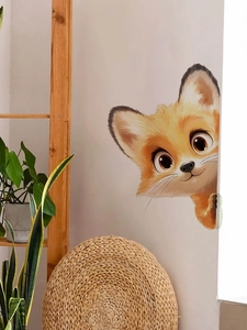 Sticker mural renard mignon regardant derrière une étagère en bois dans un salon cosy
