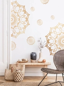 Detailansicht der goldenen Mandala-Wandaufkleber im Boho-Stil auf einer weißen Zimmerwand