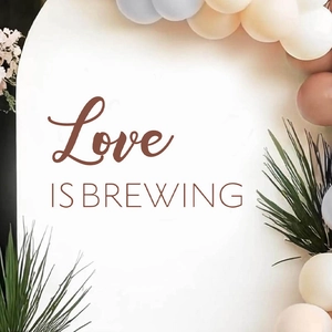 Sticker mural Love Is Brewing pour décoration de mariage avec ballons colorés