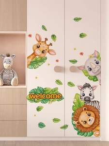 Detail von Wandaufklebern mit Cartoon-Tieren, Giraffe und Welcome-Blatt auf einem weißen Kleiderschrank