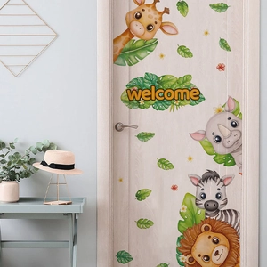Wandtattoo Kinderzimmer mit Cartoon-Giraffe, Löwe und Zebra auf einer hellen Holztür