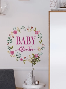 Dettaglio dell'adesivo murale ghirlanda floreale con testo Baby in Bloom art