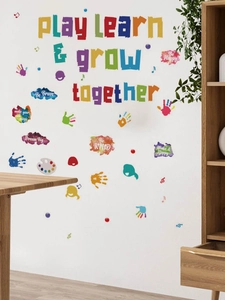 Détail de stickers muraux alphabet colorés avec slogan éducatif dans une chambre d'enfant