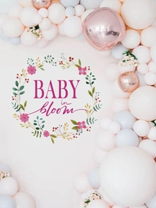 Dettaglio dell'adesivo Baby in Bloom con ghirlanda floreale e palloncini oro rosa