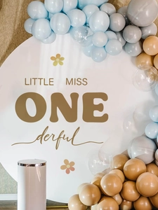 Detailansicht der runden LITTLE MISS ONEderful Kulisse mit Ballons zum ersten Geburtstag