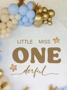 Detail der weißen Little Miss One-derful Fotowand für die Dekoration zum 1. Geburtstag