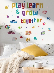 Sticker mural chambre avec lettres Play Learn Grow colorées et symboles d'art sur mur blanc