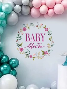 Dettaglio dell'adesivo Baby in Bloom con ghirlanda floreale e palloncini colorati