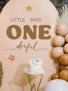 Detailaufnahme brauner Little Miss ONEderful Wandsticker für den ersten Geburtstag