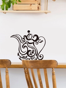 Vue détaillée d'un autocollant mural théière mandala noir sur un mur blanc de cuisine
